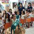 Alunos realizam aula-passeio em exposição de arte