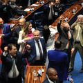 Senado aprova reforma tributária; texto volta à Câmara
