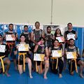 Atletas que treinam kickboxing no Centro de Artes Marciais Sarah Menezes participam de graduação